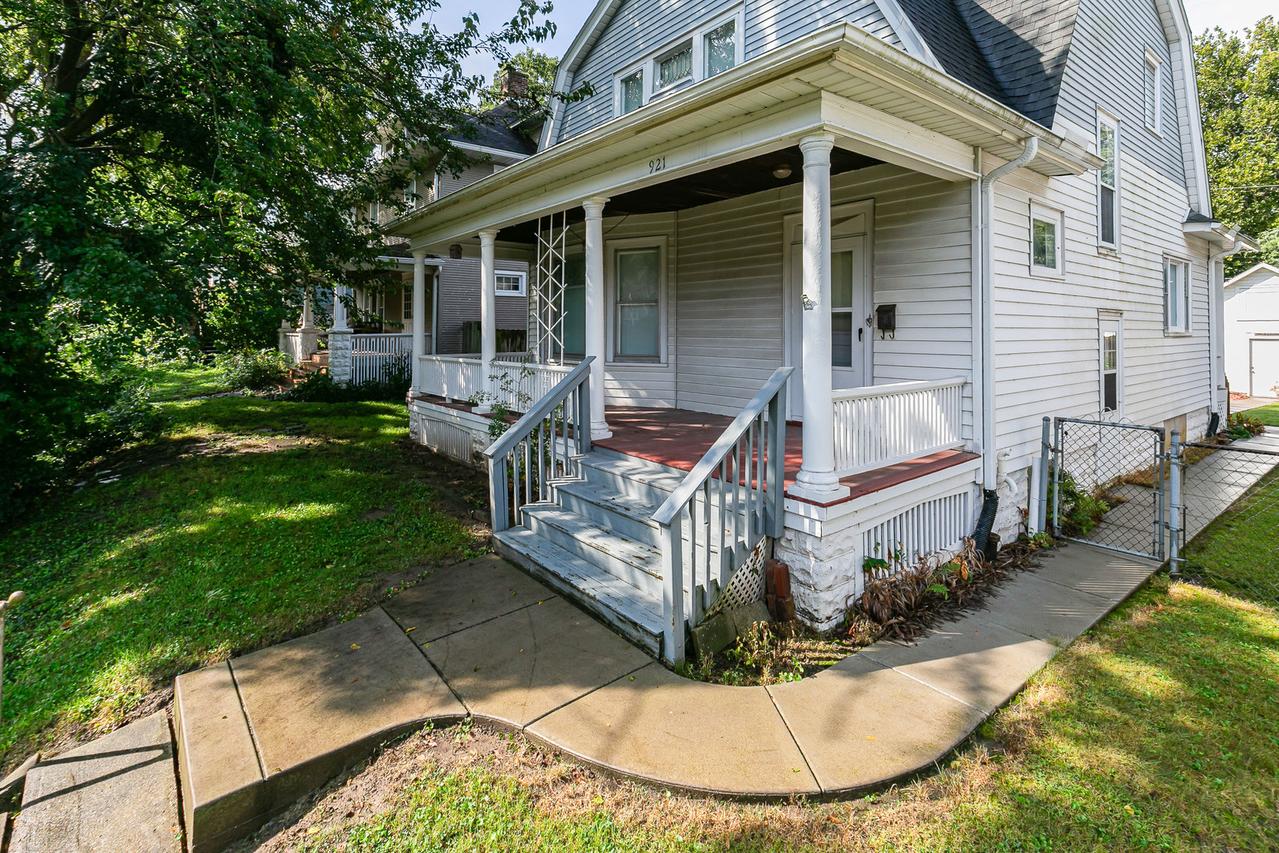 921 25th St., Moline, IL 61265