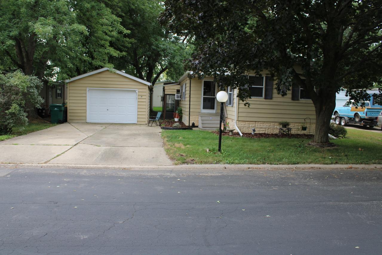 92 Oak Ave., Sandwich, IL 60548