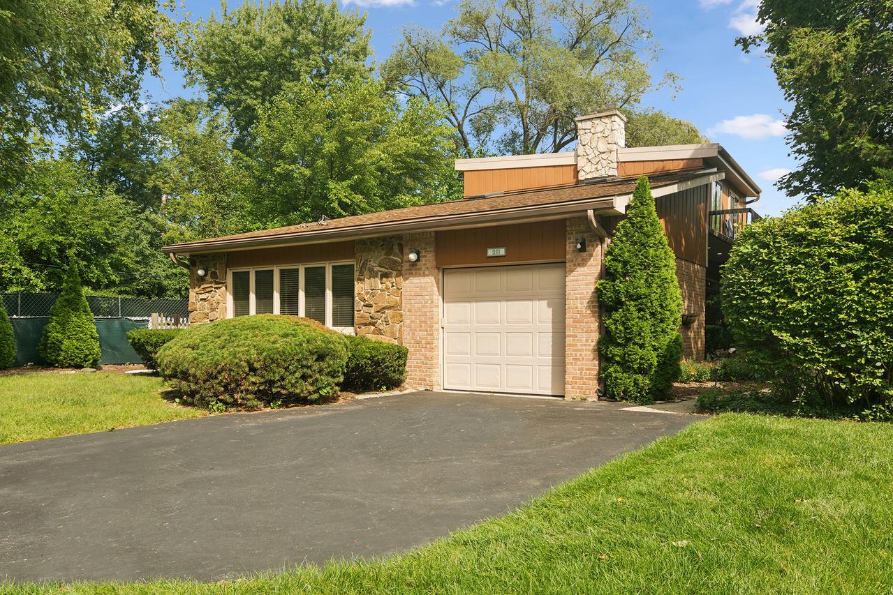 211 Blackhawk Rd., Highland Park, IL 60035