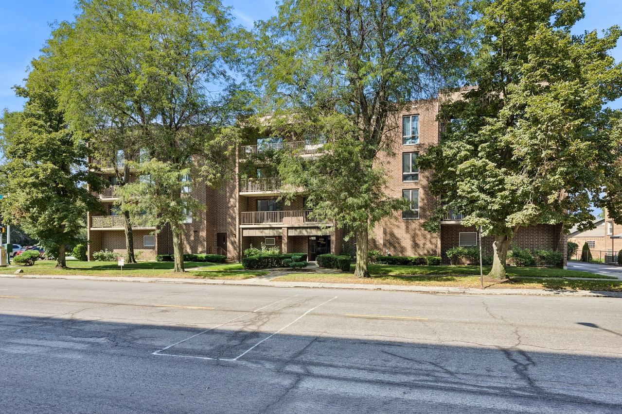 8350 W Addison St. #301, Chicago, IL 60634