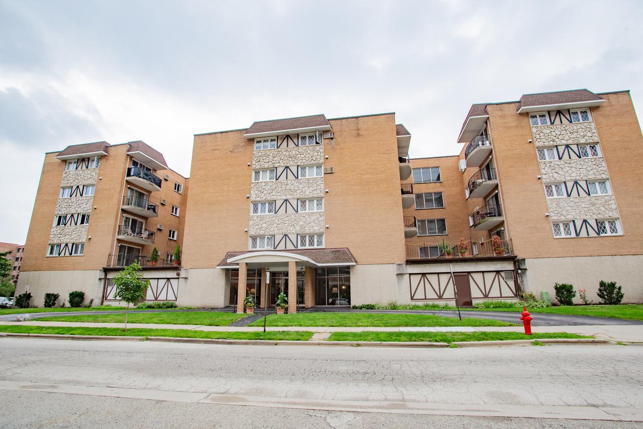 1633 River St. #2A, Des Plaines, IL 60016