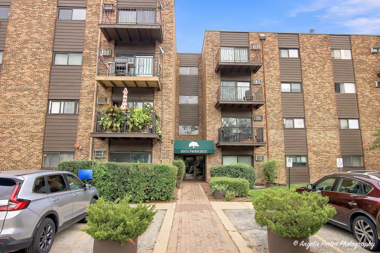 8970 N Parkside Ave. #406, Des Plaines, IL 60016