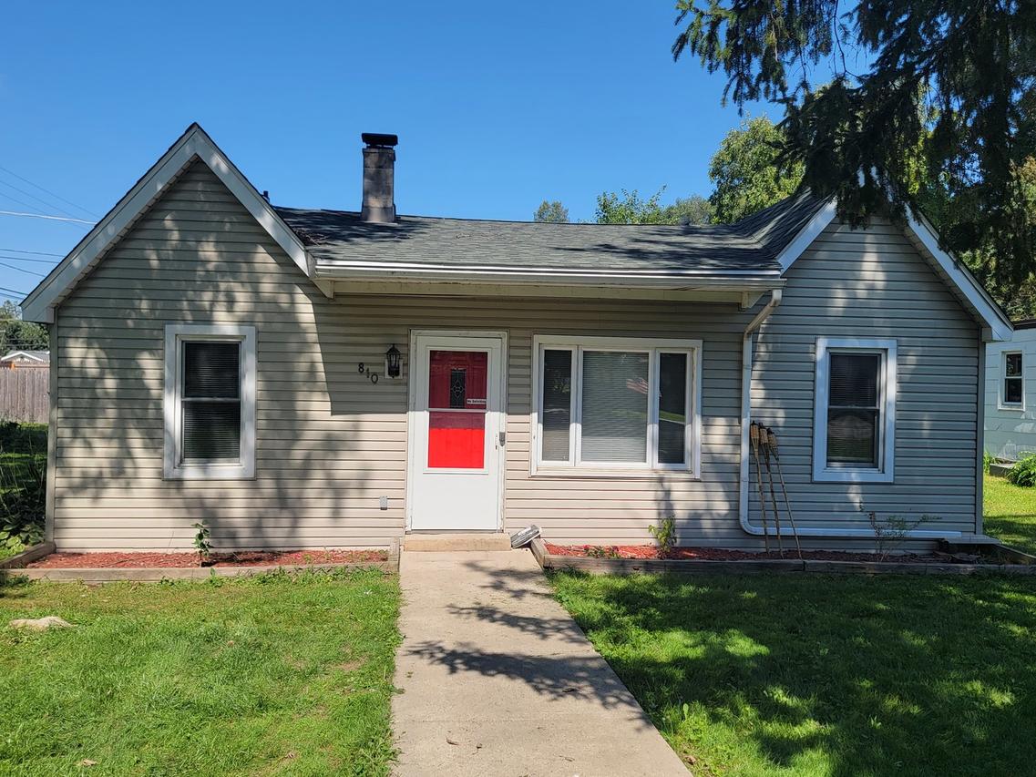 810 Southside Ave., Mchenry, IL 60051