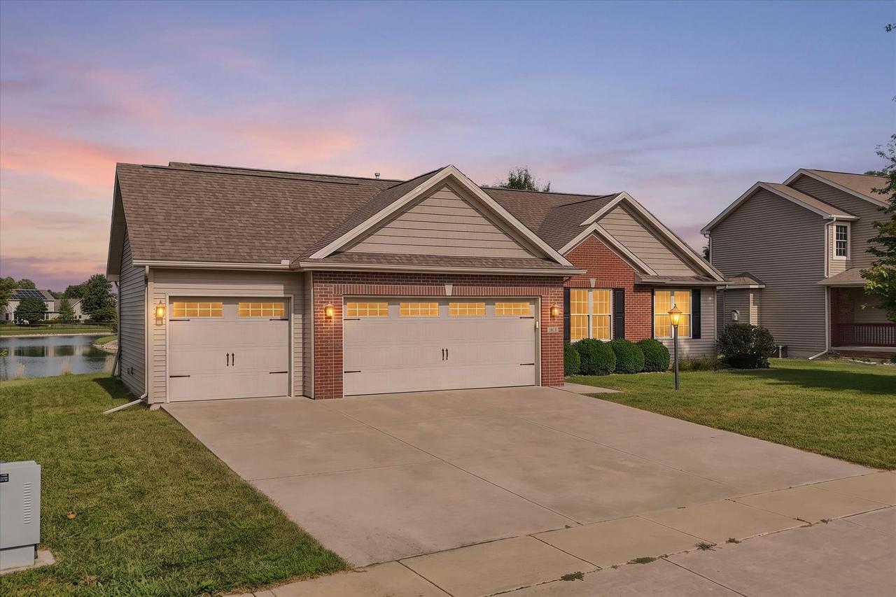 1813 Deer Run Dr., Mahomet, IL 61853