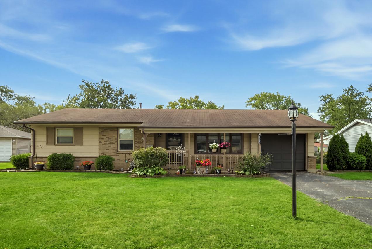 1231 Springdale Ln., Elk Grove Village, IL 60007