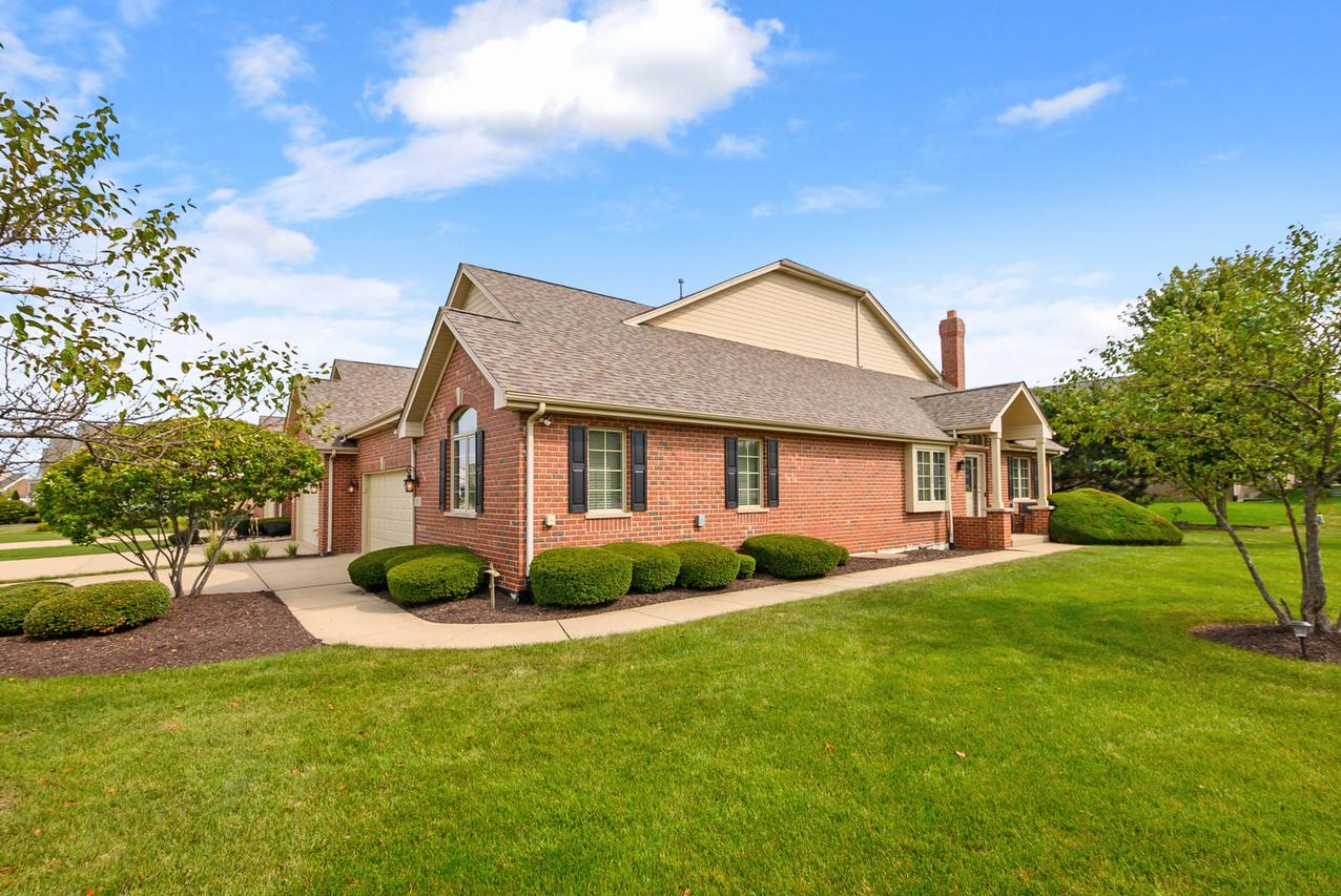 1876 Royalglen Dr., New Lenox, IL 60451