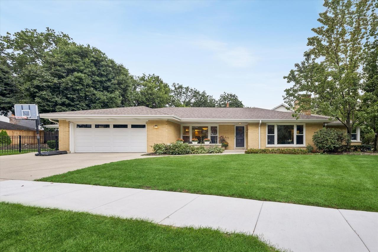 677 Wingate Rd., Glen Ellyn, IL 60137