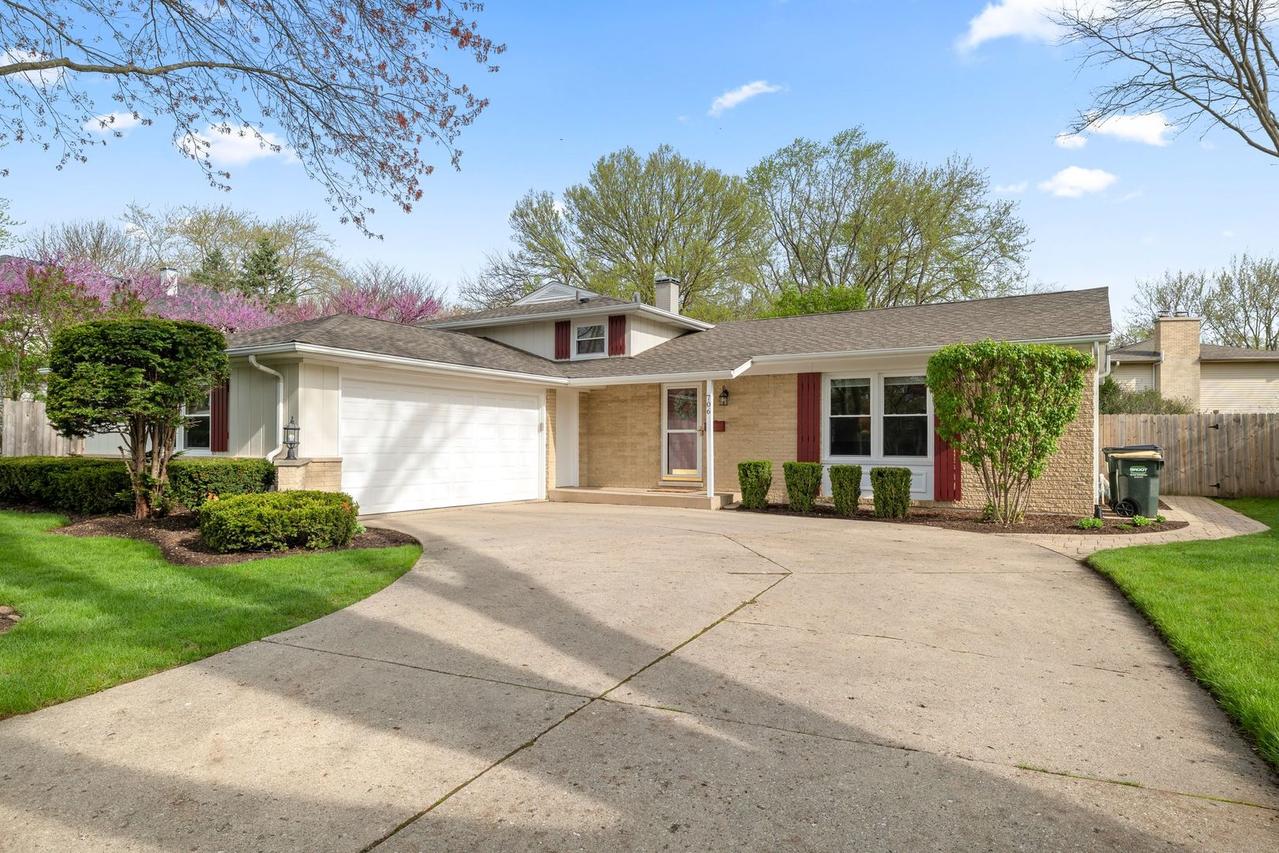 706 E Golf Rd., Libertyville, IL 60048