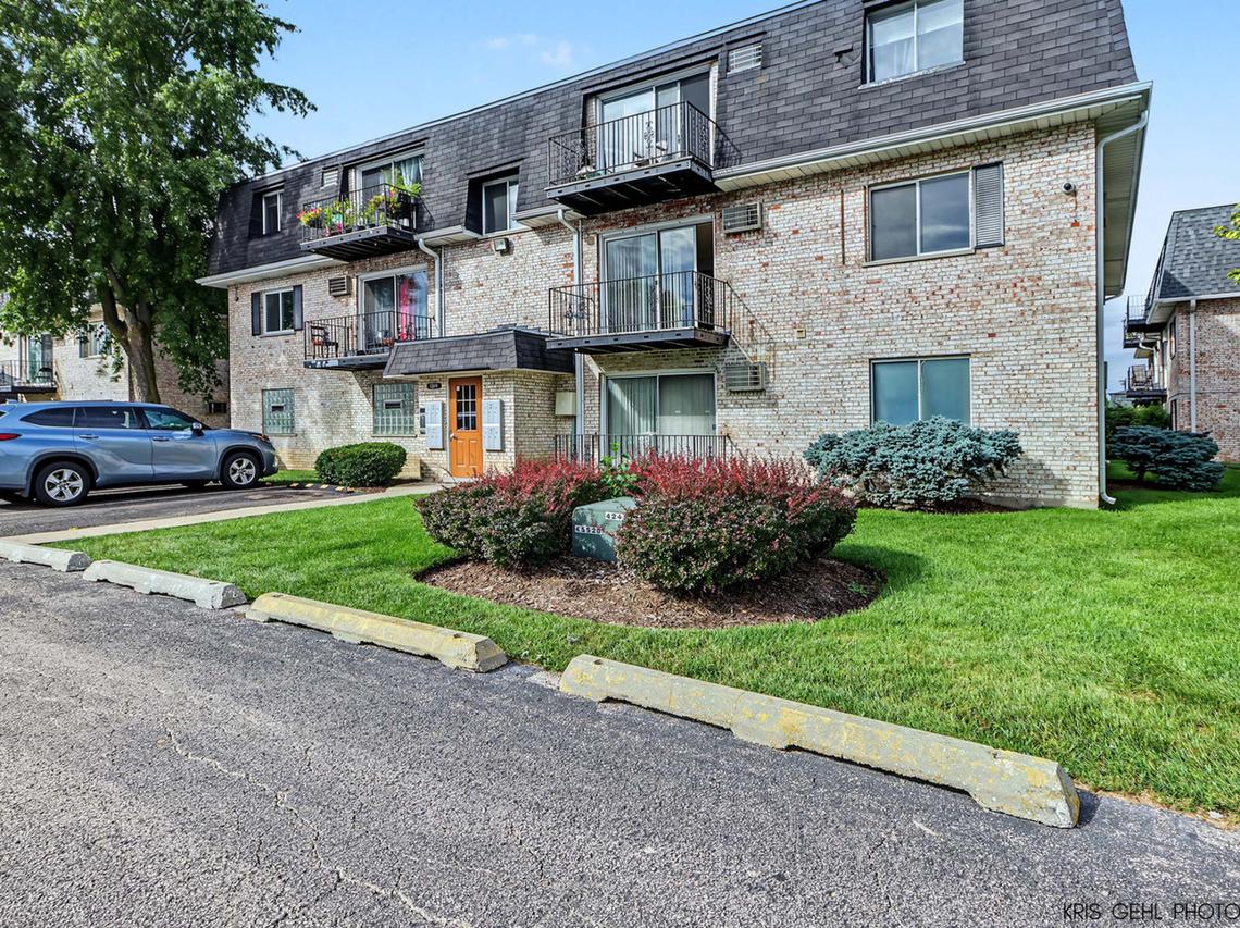 1319 N Baldwin Ct. #2B, Palatine, IL 60074