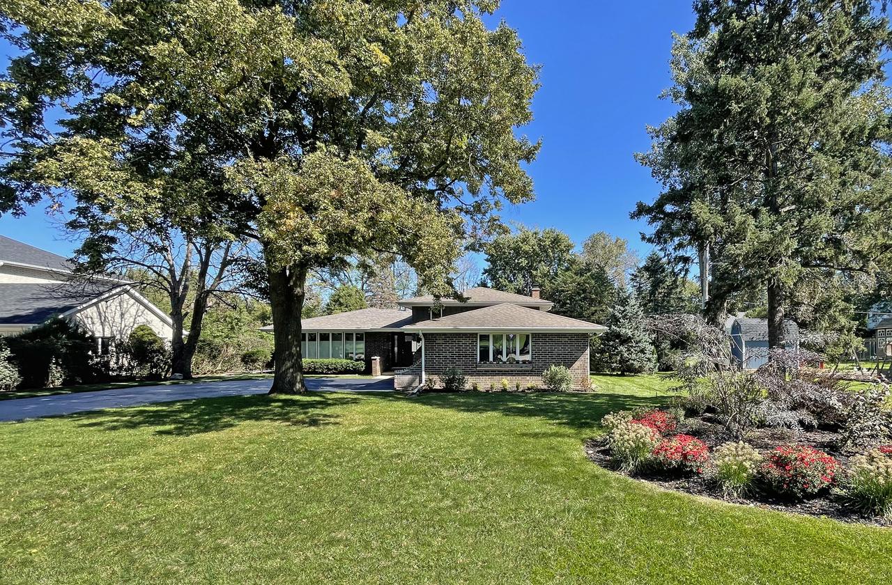 8345 Brookridge Rd., Downers Grove, IL 60516