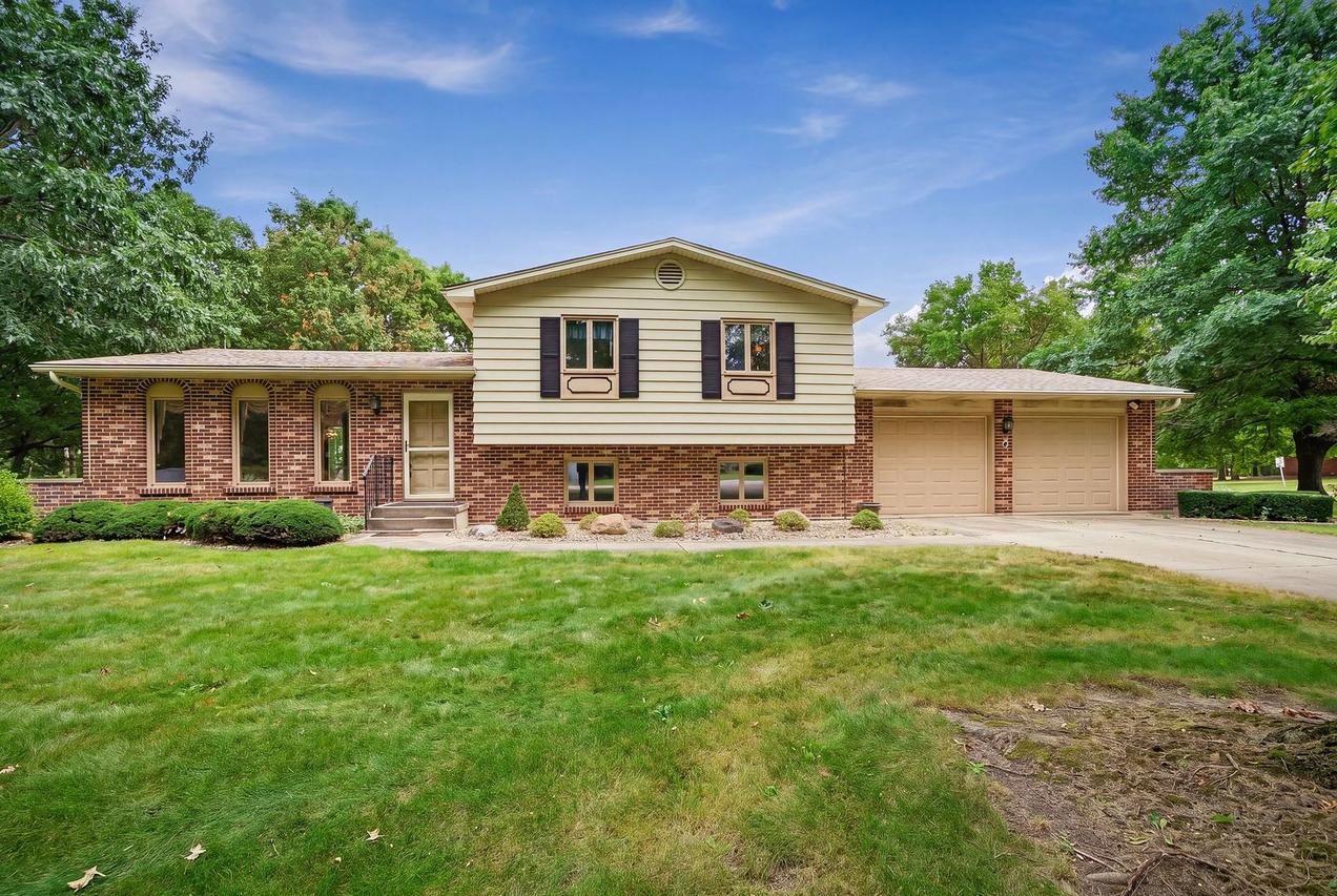 8 Hawthorne Dr., Oswego, IL 60543