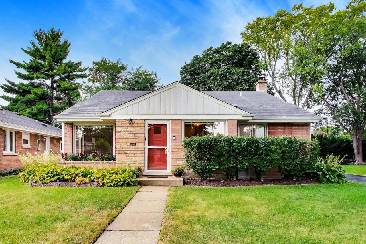 108 S Mount Prospect Rd., Mount Prospect, IL 60056