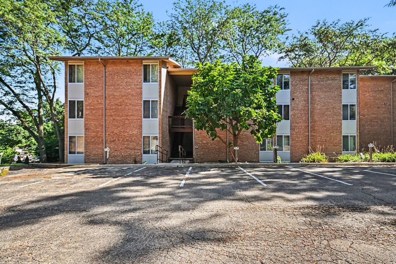 5811 Oakwood Dr. #B, Lisle, IL 60532