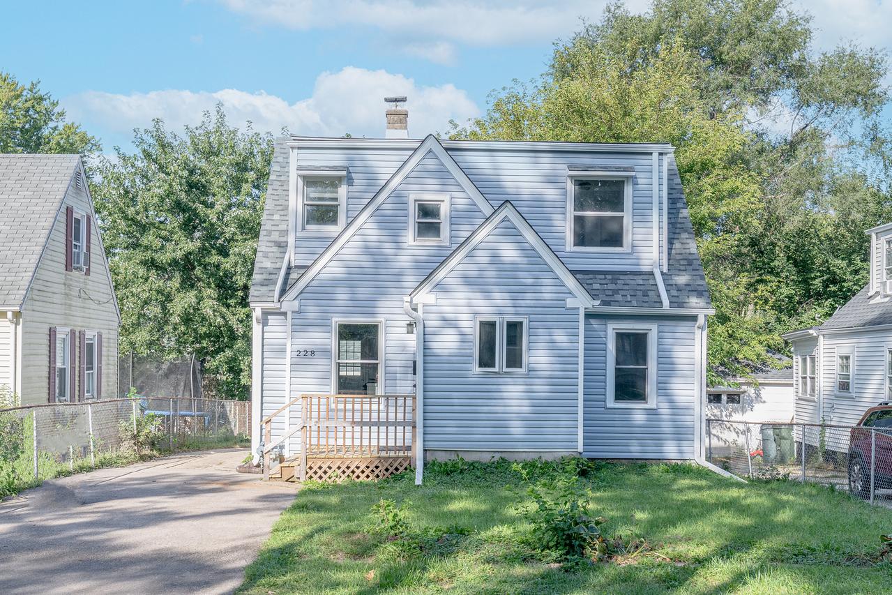 228 Highmoor Dr., Round Lake Park, IL 60073
