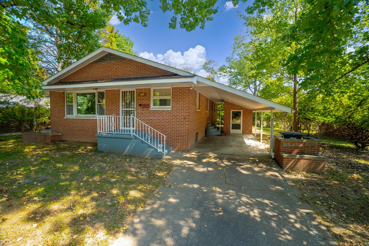 701 S Benwood Dr., Carbondale, IL 62901