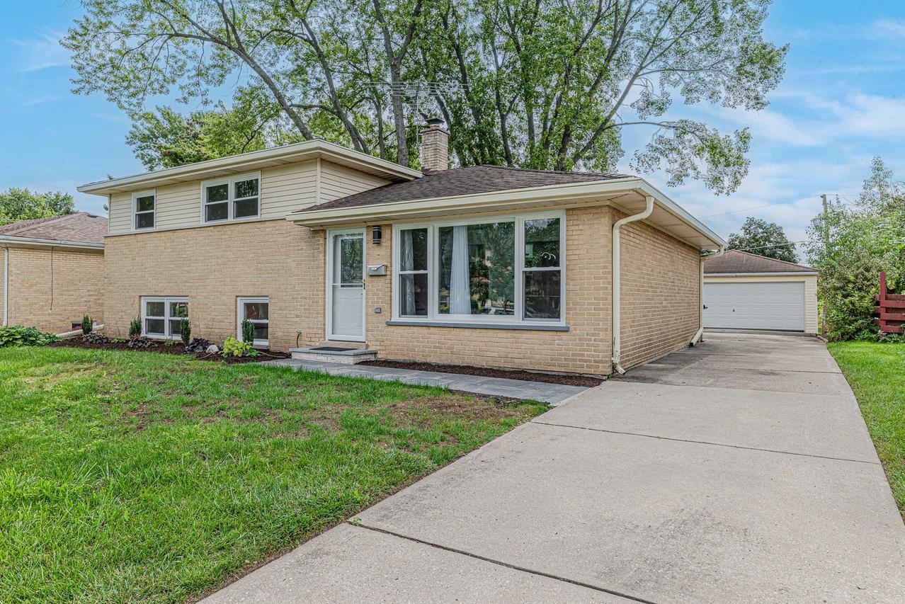1321 Marcy Ln., Wheeling, IL 60090