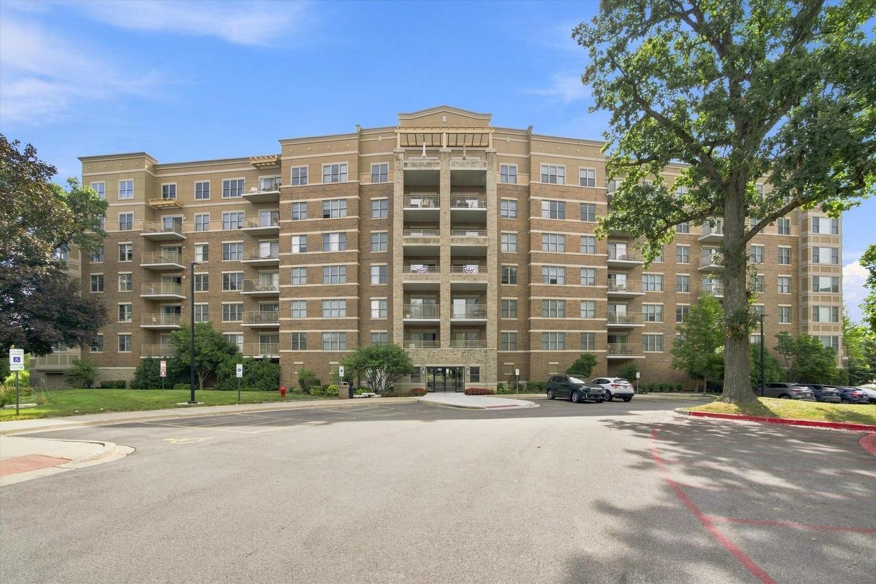 125 Lakeview Dr. #604, Bloomingdale, IL 60108