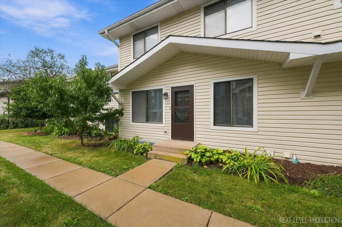 2s759 Winchester Cir. #2, Warrenville, IL 60555