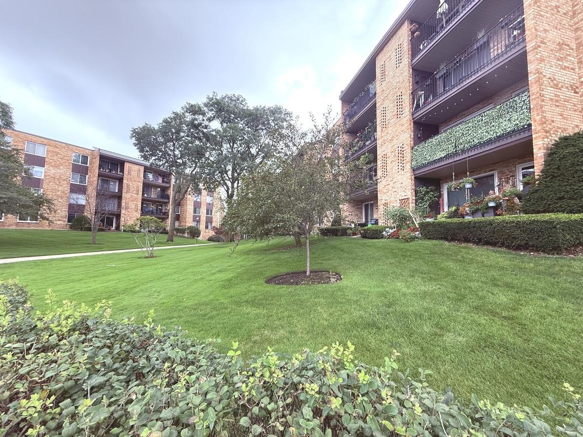 502 W Huntington Commons Rd. #438, Mount Prospect, IL 60056