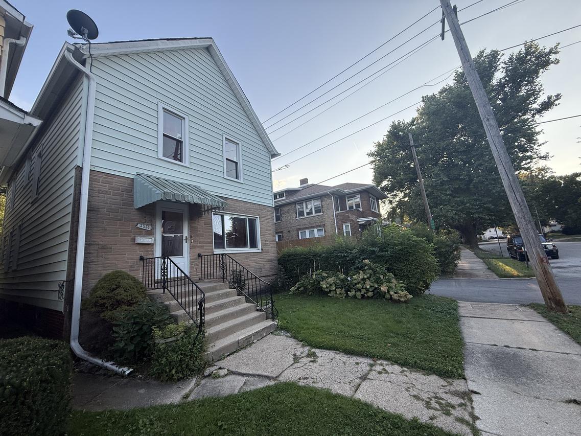 2527 Oak St., Blue Island, IL 60406