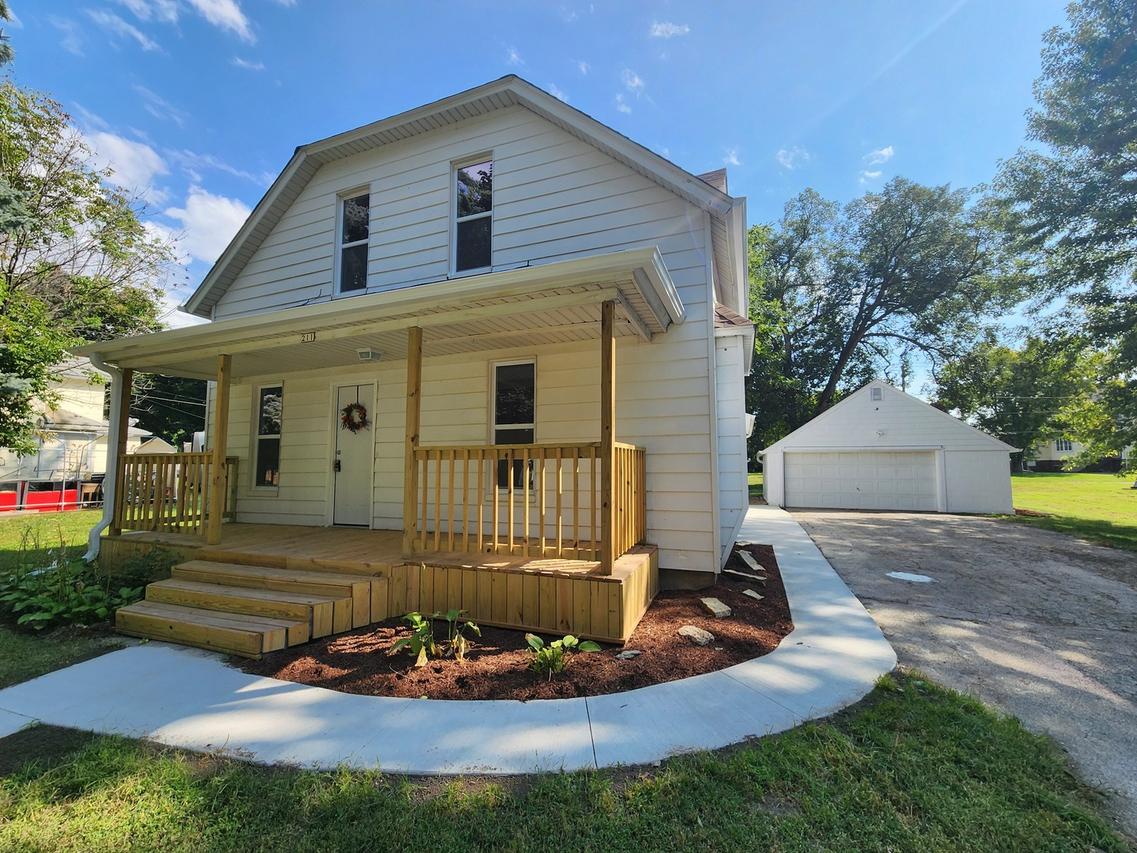 211 N Hickory St., Wenona, IL 61377