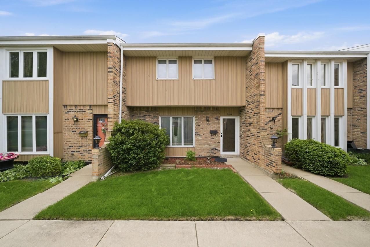 20 Ottawa Ct., Justice, IL 60458