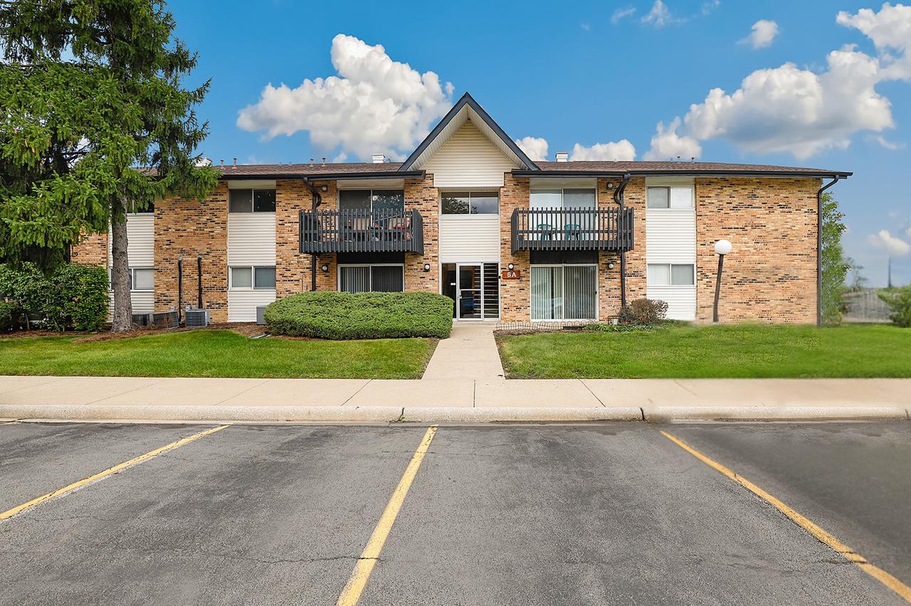 5 Kingery Quarter #5-104, Willowbrook, IL 60527