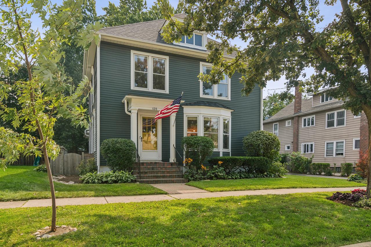 135 W Russell St., Barrington, IL 60010