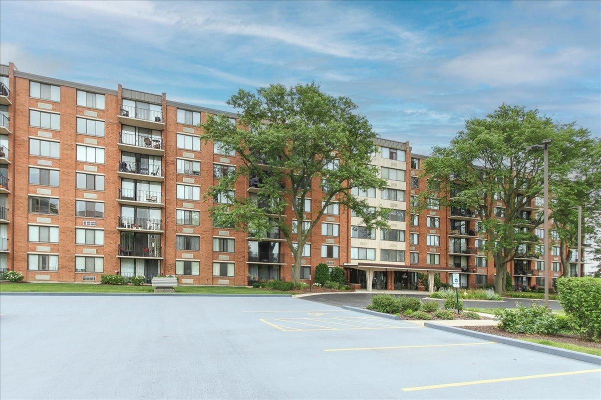 2000 Saint Regis Dr. #6J, Lombard, IL 60148