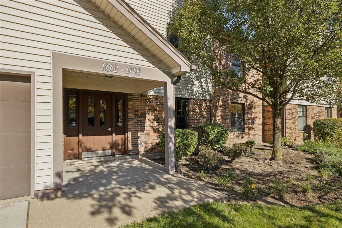 912 Stradford Cir. #B, Buffalo Grove, IL 60089