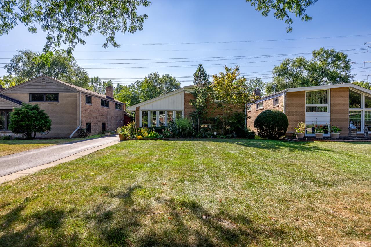 6542 N Kenneth Ave., Lincolnwood, IL 60712