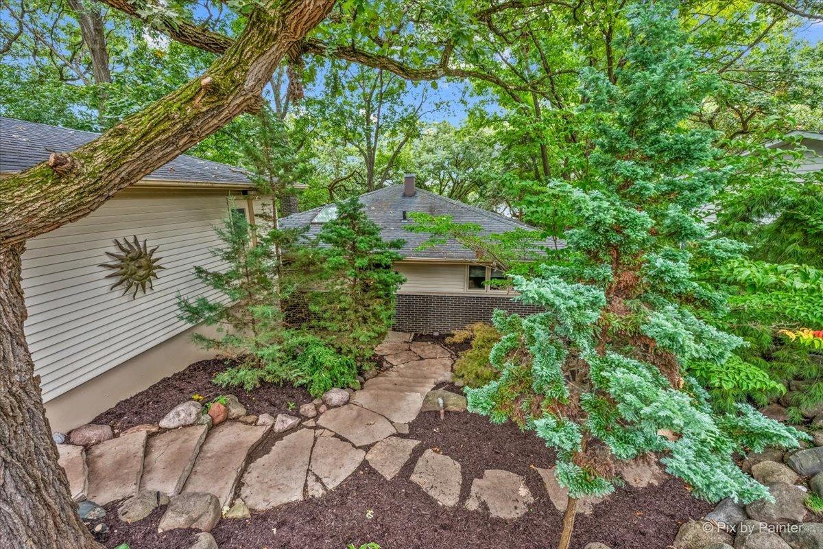 208 N Shore Dr., Oakwood Hills, IL 60013
