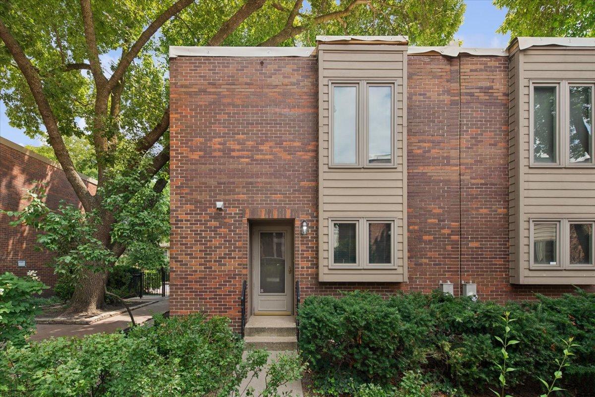 1926 N Larrabee St., Chicago, IL 60614