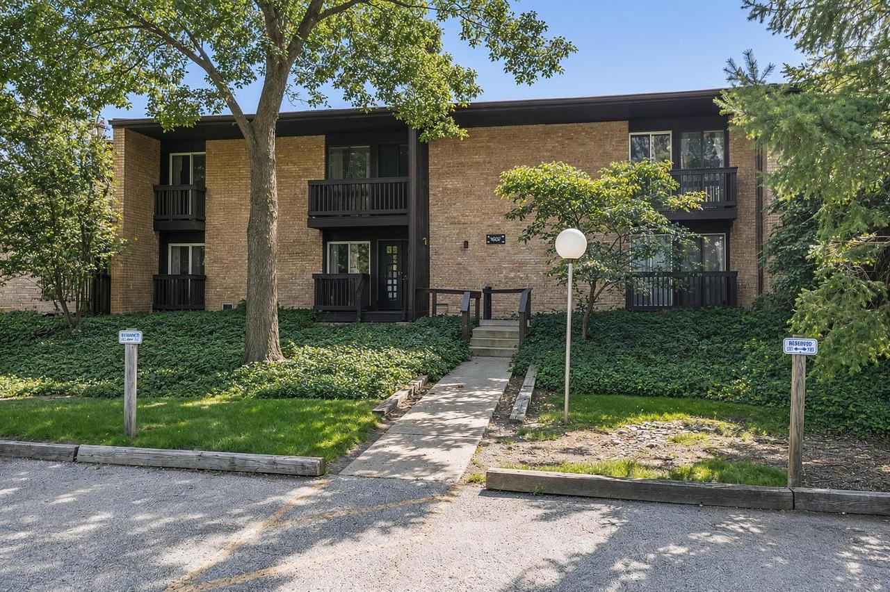 1607 Maple Ter. #2C, Lisle, IL 60532