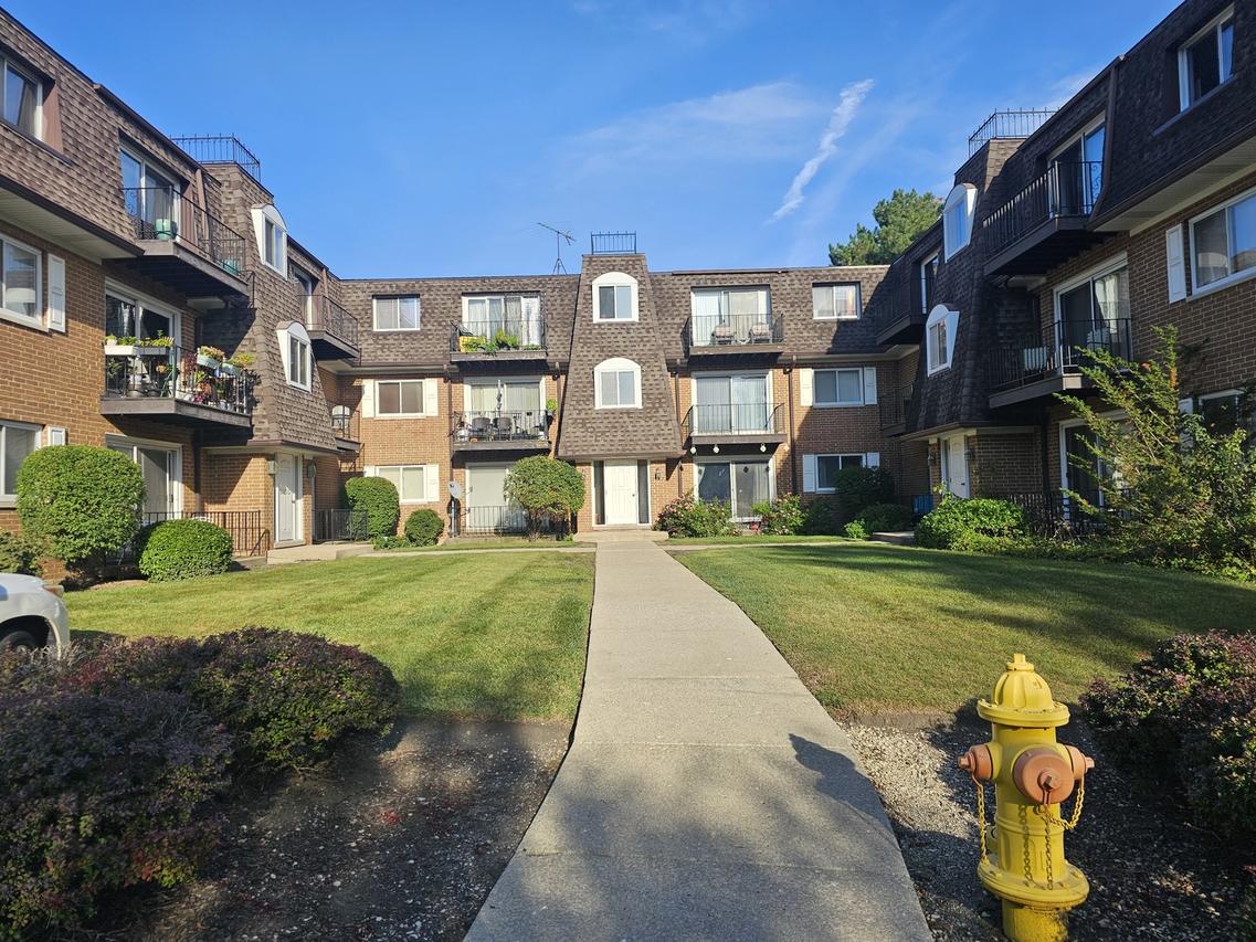 1903 Golf Road #1B, Mount Prospect, IL 60056