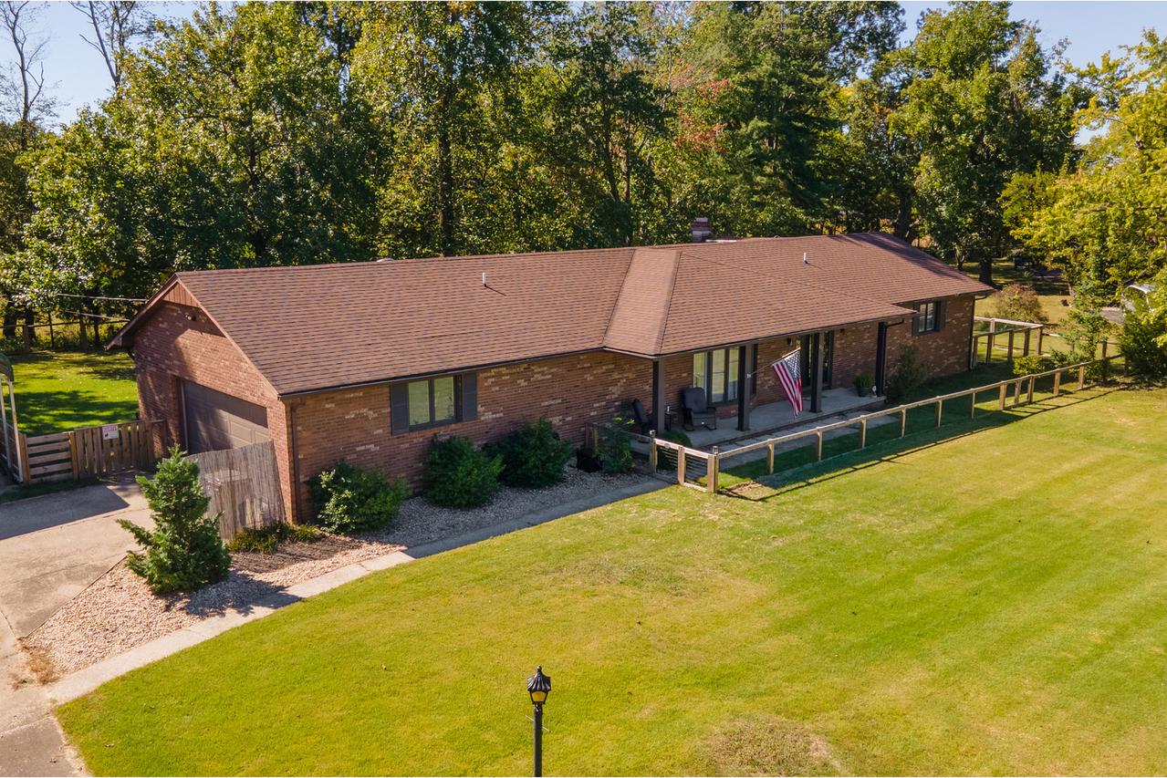 108 Oaklawn Cir., Energy, IL 62933