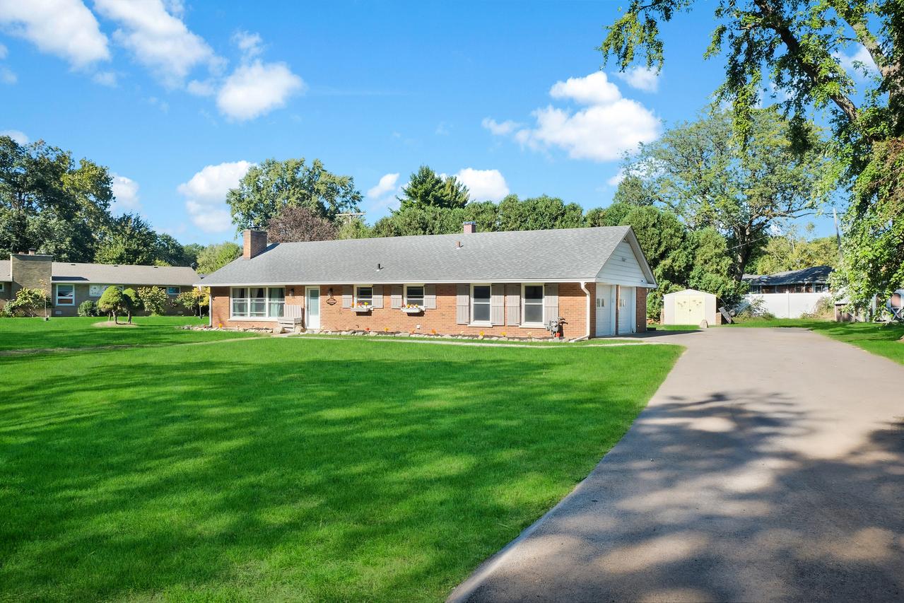 830 Mcclaran Ave., Aurora, IL 60506