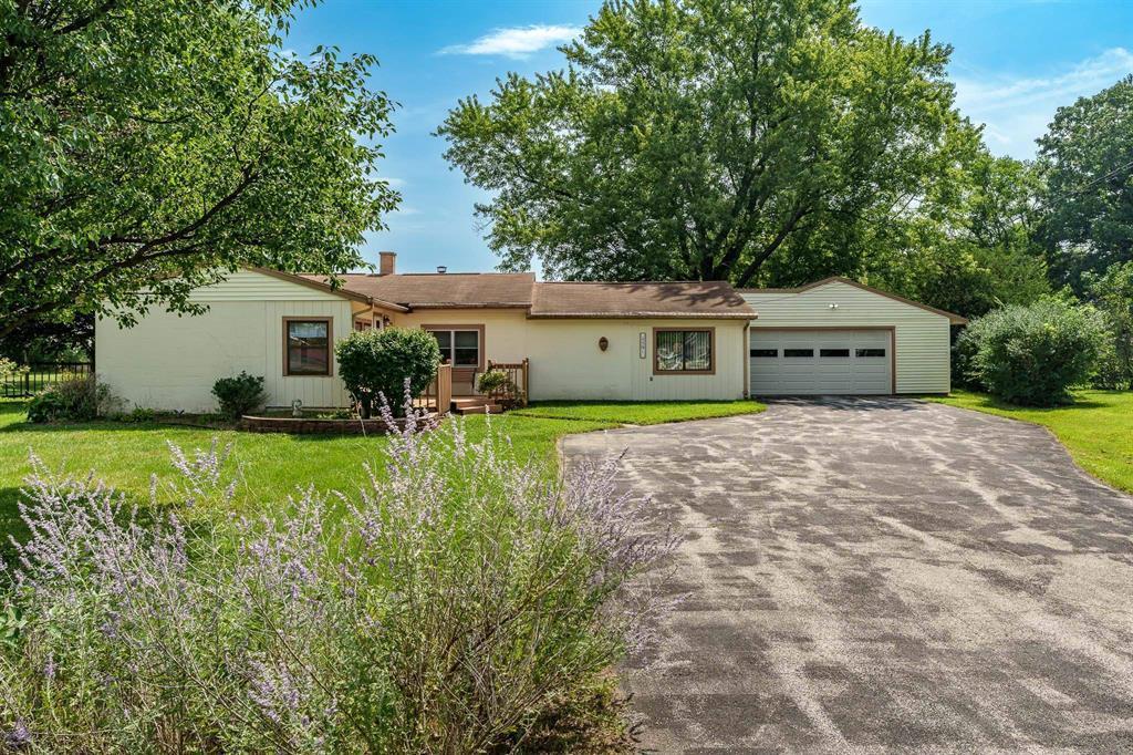 5591 Reimer Dr., Roscoe, IL 61073