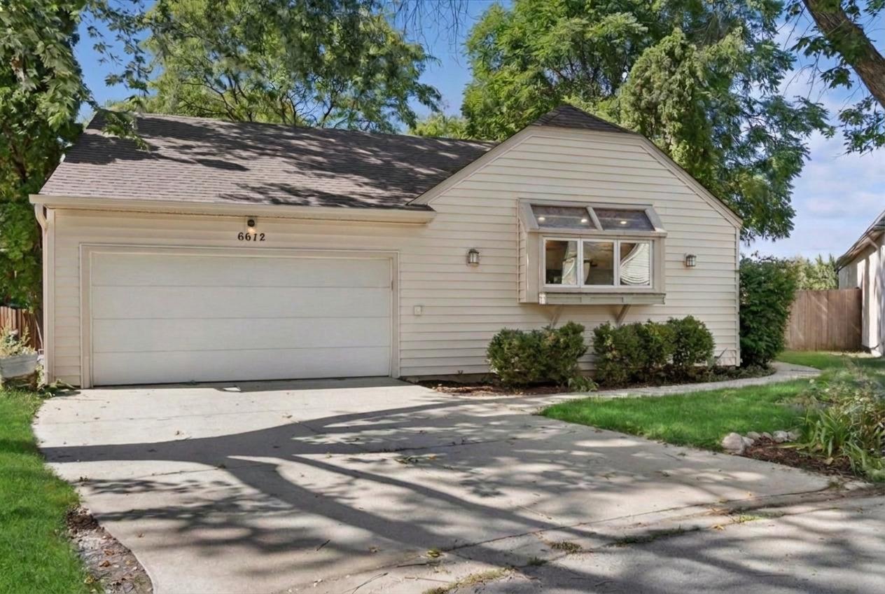 6612 Fernwood Dr., Lisle, IL 60532