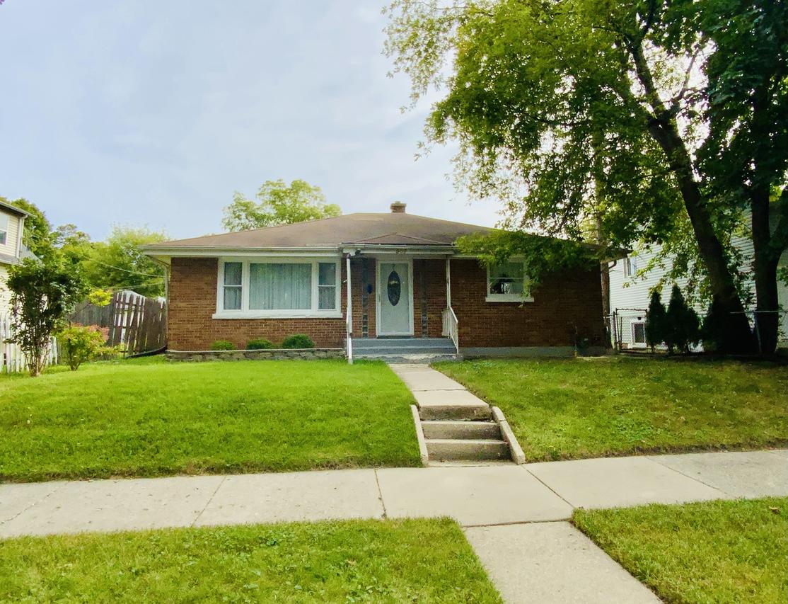 909 Prescott St., Waukegan, IL 60085
