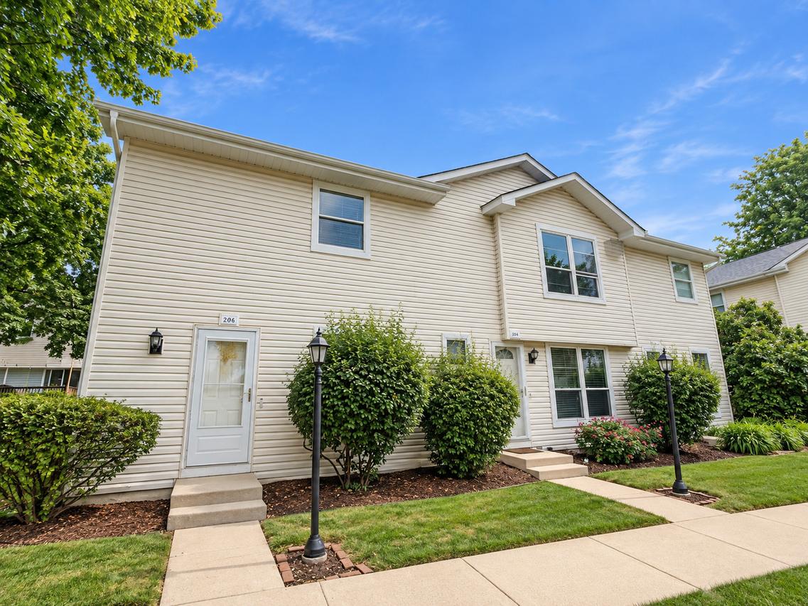 206 Raintree Ct., Aurora, IL 60504