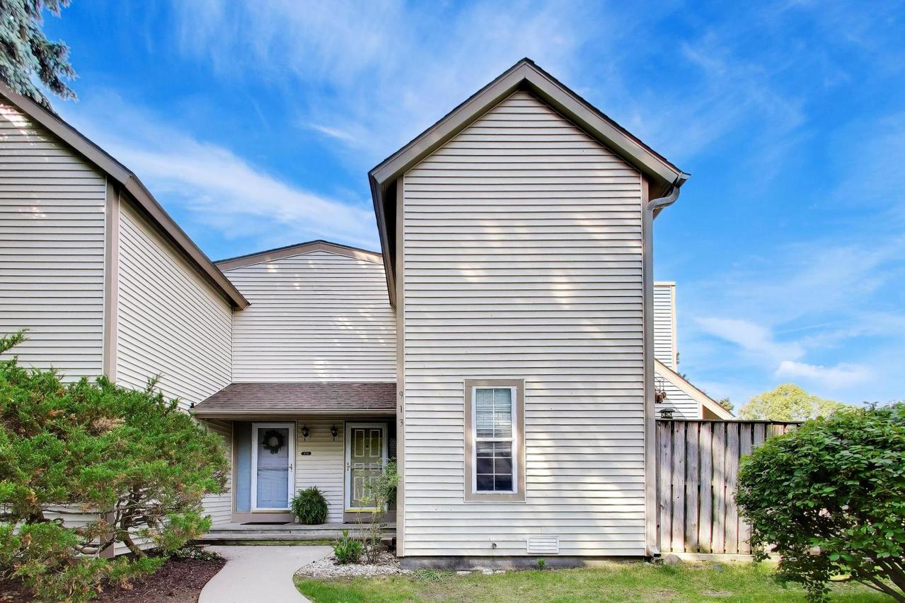 913 Campbell Dr., Gurnee, IL 60031
