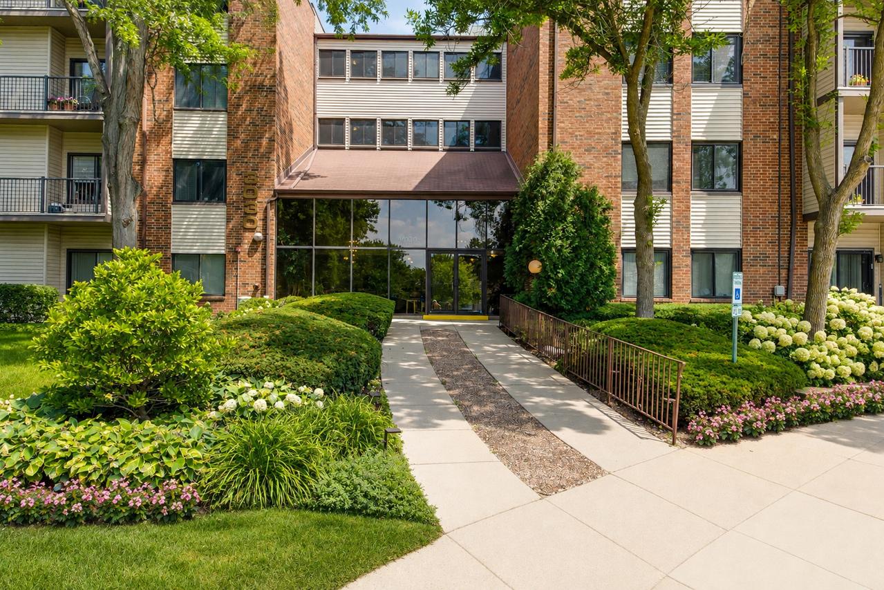 3030 Pheasant Creek Dr. #405, Northbrook, IL 60062