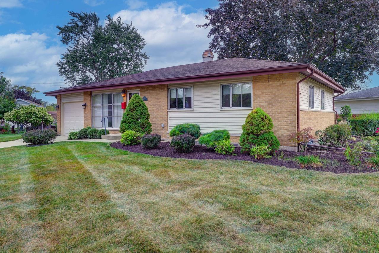 385 Pleasant St., Hoffman Estates, IL 60169
