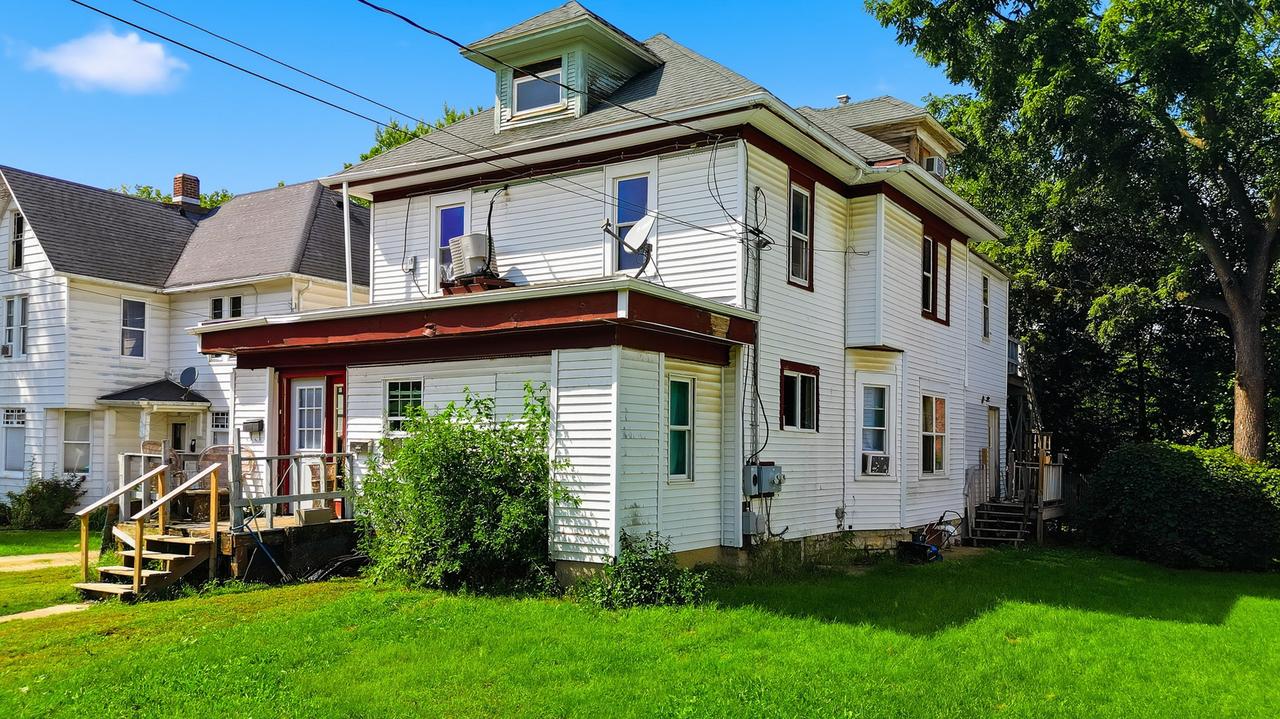 715 W 2nd St., Dixon, IL 61021