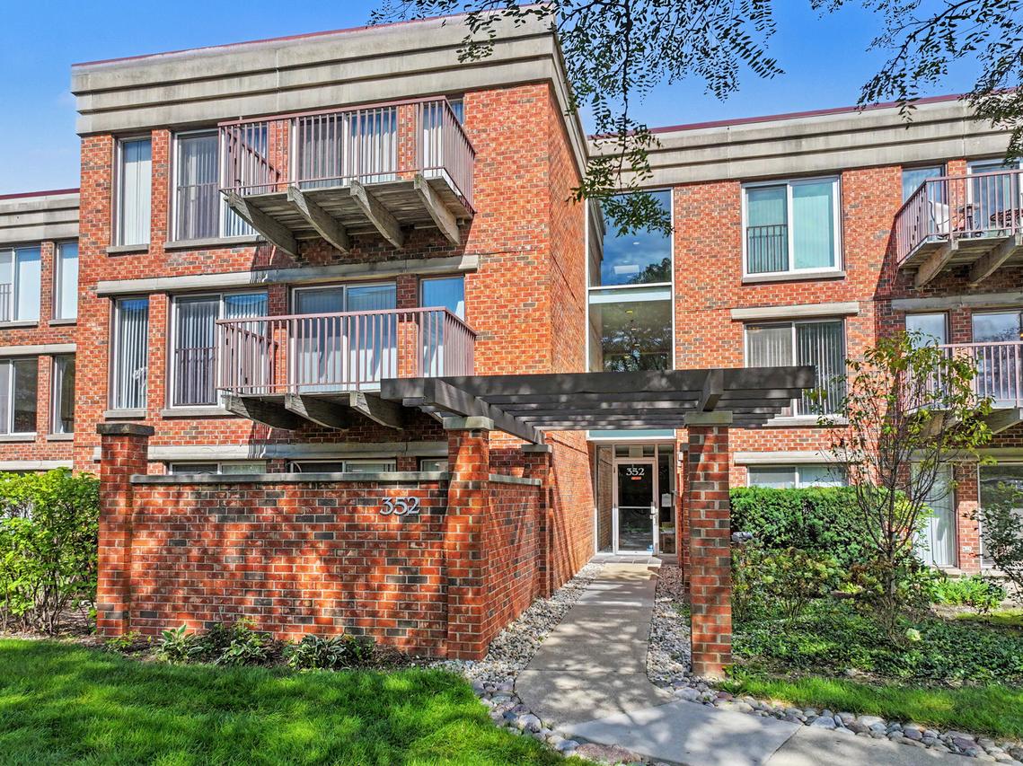 352 Kelburn Rd. #222, Deerfield, IL 60015