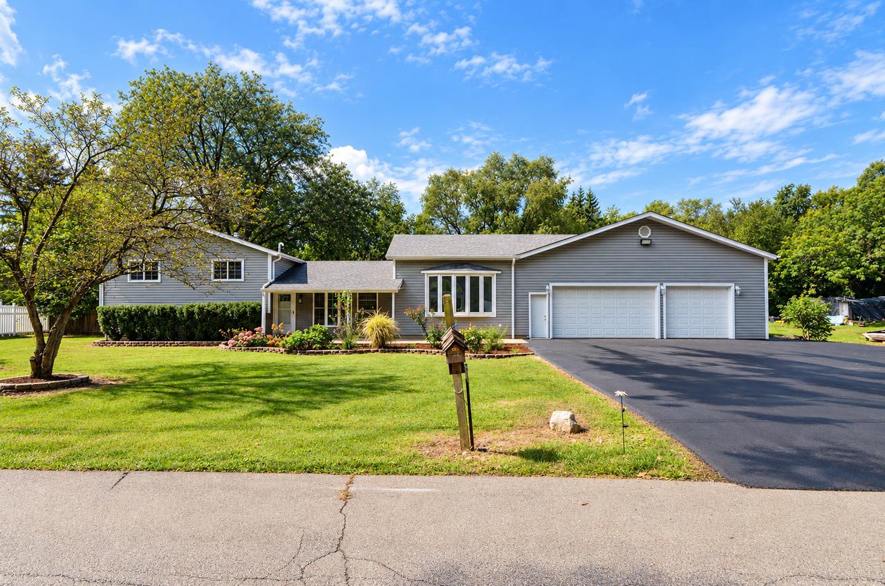 5N712 Garden Ave., Roselle, IL 60172