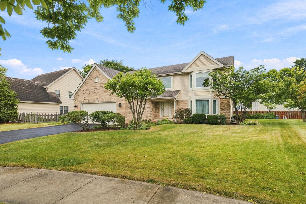 1011 E Amberwood Cir., Naperville, IL 60563
