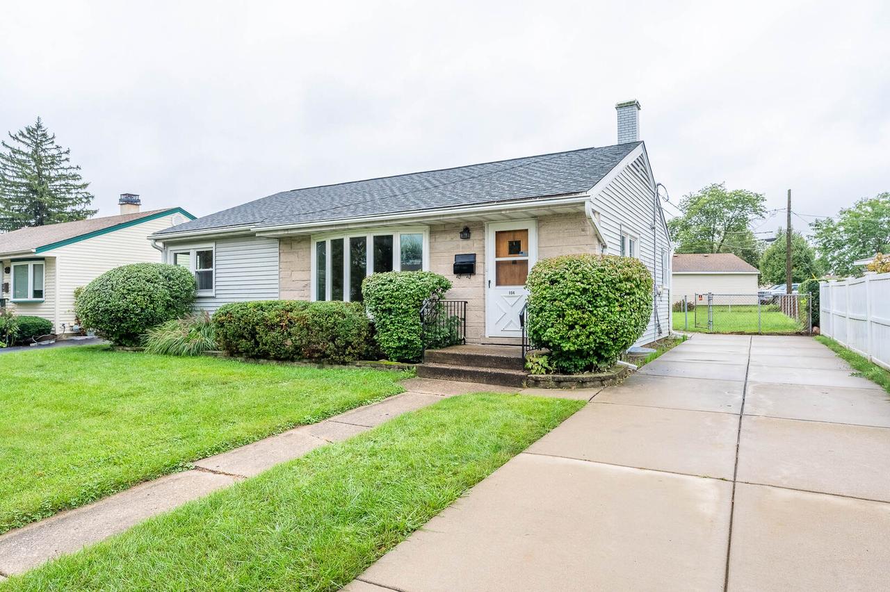 104 N Warrington Rd., Des Plaines, IL 60016