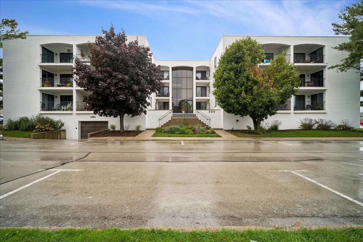 500 Lake View Ave. #2B, Highwood, IL 60040